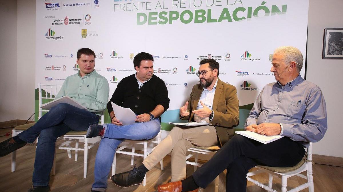 Ibon Mimentza, Alberto Guzmán, José María Rodríguez y Roberto Lecumberri, en un momento del encuentro celebrado en Ayesa.