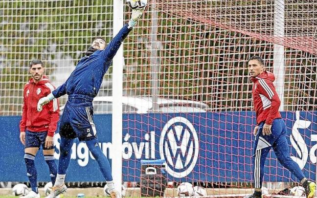 Aitor, ya recuperado, realiza una parada