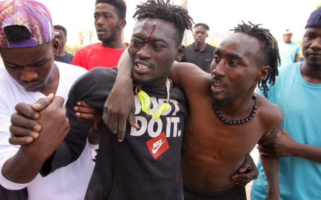 Grupo de migrantes tras saltar la valla de Melilla el 24 de junio de 2022. Grupo de migrantes tras saltar la valla de Melilla el 24 de junio de 2022.