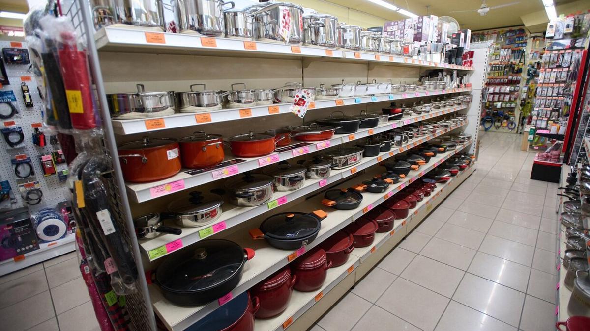 Una estantería repleta de utensilios de cocina