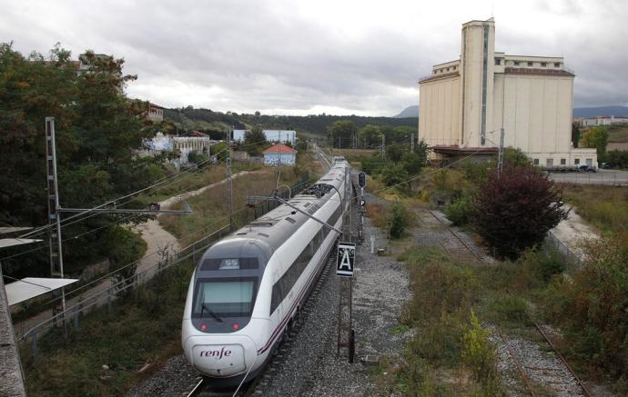 Un tren circulando por las vías cercanas a los terrenos afectados por el PSIS de Etxabakoitz, donde se proyecta la futura estación de tren del TAV.