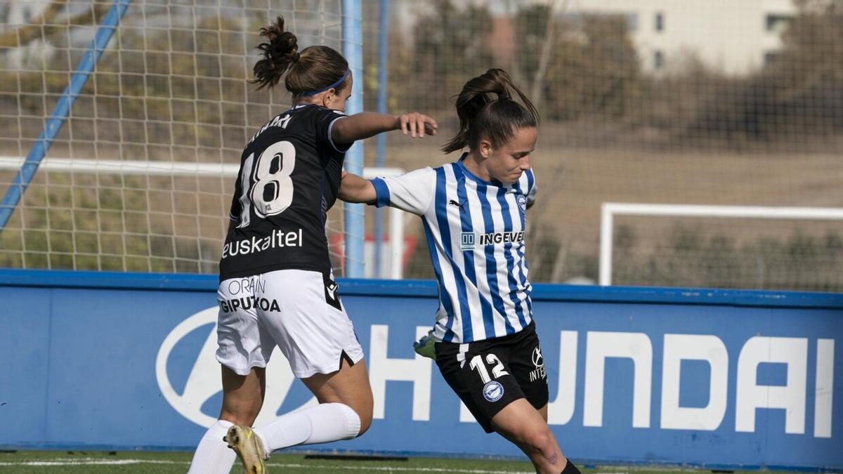 Garazi se dispone a golpear un balón