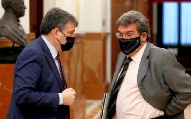 El portavoz del PNV en el Congreso, Aitor Esteban, con el ministro de la Seguridad Social, José Luis Escrivá