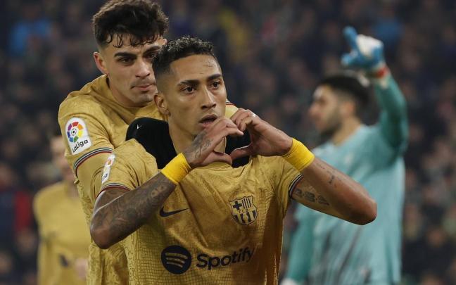 Raphinha, con Pedri a hombros, celebra su gol al Betis.