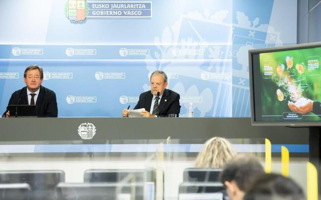 El portavoz del Gobierno vasco, Bingen Zupiria, y el consejero de Economía y Hacienda, Pedro Azpiazu, tras el Consejo de Gobierno. El portavoz del Gobierno vasco, Bingen Zupiria, y el consejero de Economía y Hacienda, Pedro Azpiazu, tras el Consejo de Gobierno.