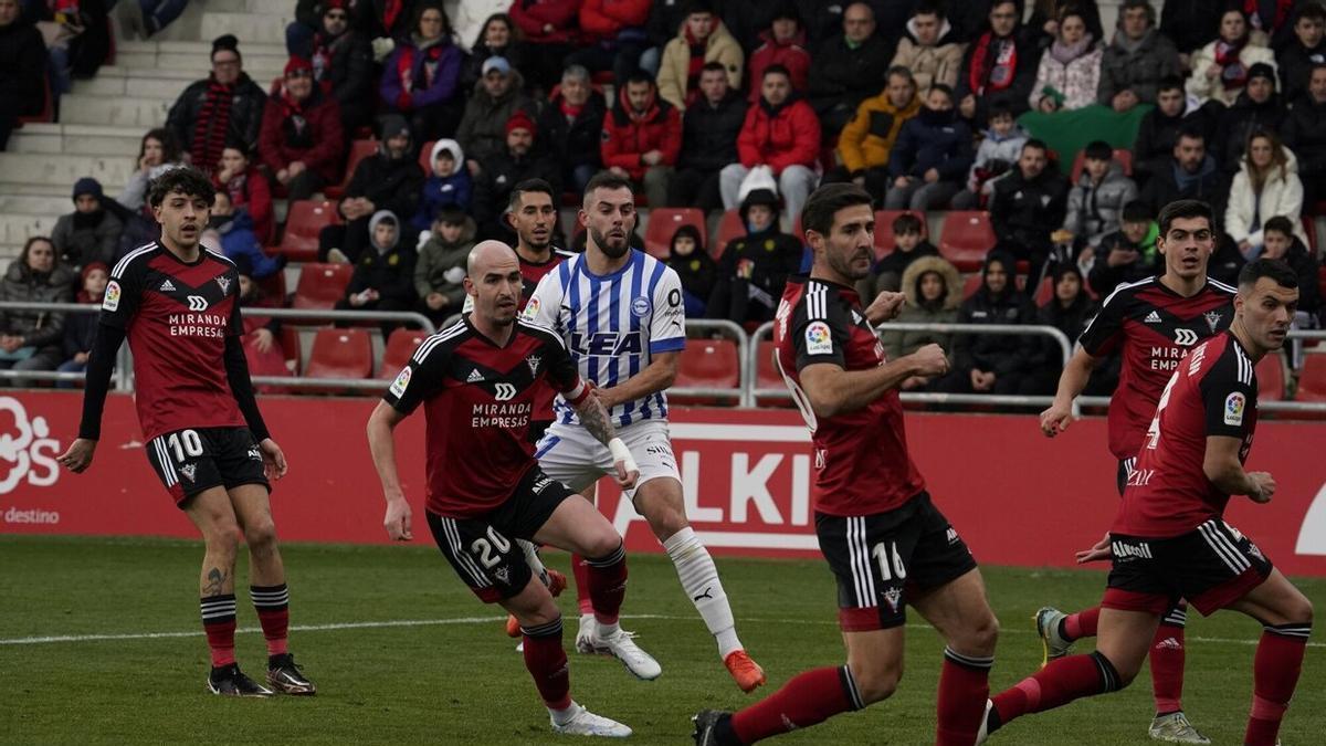 Rioja chuta a portería en un momento del partido de Anduva