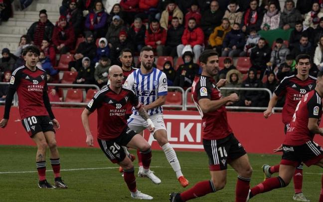 Rioja chuta a portería en un momento del partido de Anduva