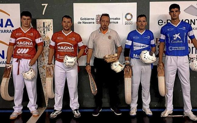 Mitxeo, Uterga, Garrido, Agirrezabala y Jabalera, antes del segundo partido de ayer. | FOTO: FUNDACIÓN REMONTE