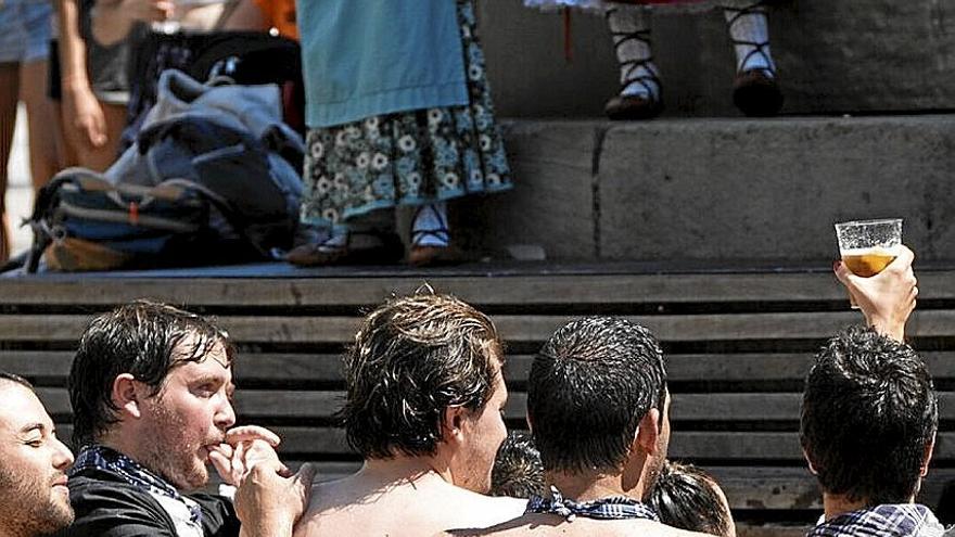 Informazio horrekin zerikusirik ez duen gazteen irudi bat. | JORGE MUÑOZ