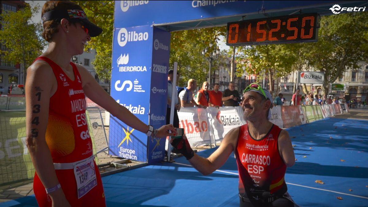 El extremeño Kini Carrasco pide matrimonio a su pareja, también triatleta, tras ganar el oro