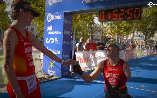 El extremeño Kini Carrasco pide matrimonio a su pareja, también triatleta, tras ganar el oro El extremeño Kini Carrasco pide matrimonio a su pareja, también triatleta, tras ganar el oro