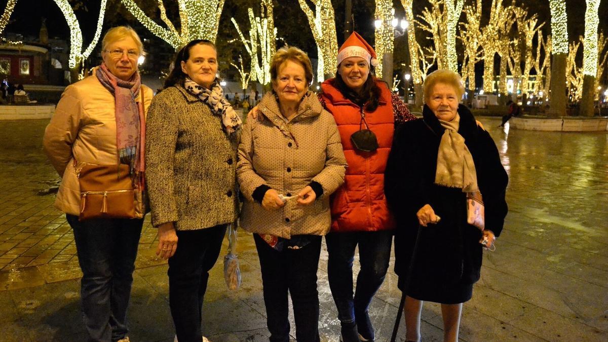 Valentina, Olga, Rosa, Ana y Bego, en El Arenal.