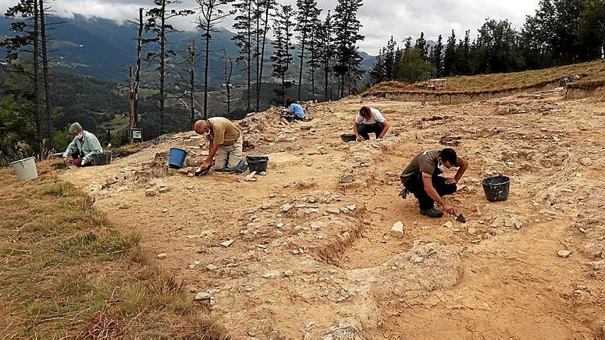 Varias personas trabajan en Munoaundi, durante una de las últimas campañas de excavaciones.