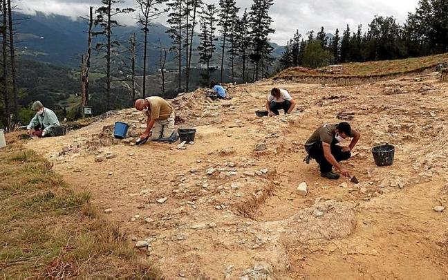 Varias personas trabajan en Munoaundi, durante una de las últimas campañas de excavaciones.