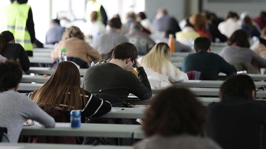 Decenas de personas se examinan en Ficoba para una OPE de la DIputación