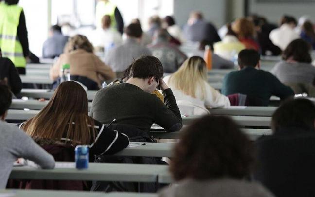 Decenas de personas se examinan en Ficoba para una OPE de la DIputación Decenas de personas se examinan en Ficoba para una OPE de la DIputación