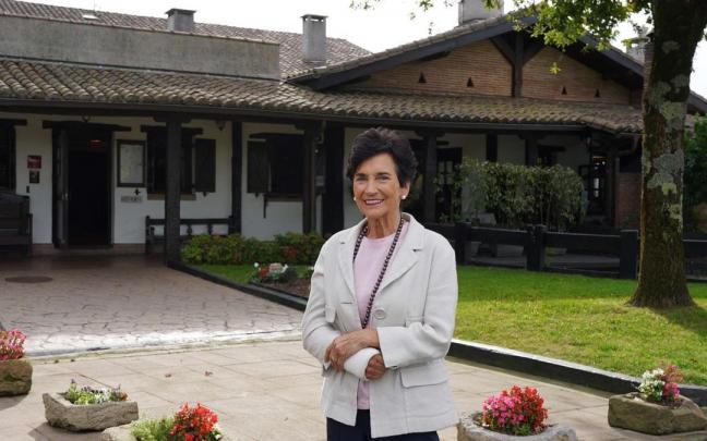 Asun Ibarrondo posa frente al restaurante Boroa, ubicado en la localidad vizcaina de Amorebieta-Etxano.