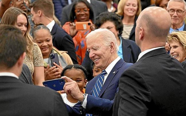 El presidente de EE.UU., Joe Biden, se hace un selfi con una ni&ntilde;a en un acto de la campa&ntilde;a electoral. Foto: Afp