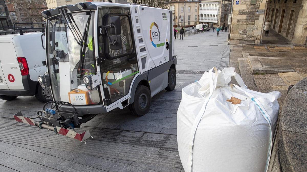 Una saca con sal en el centro de Vitoria