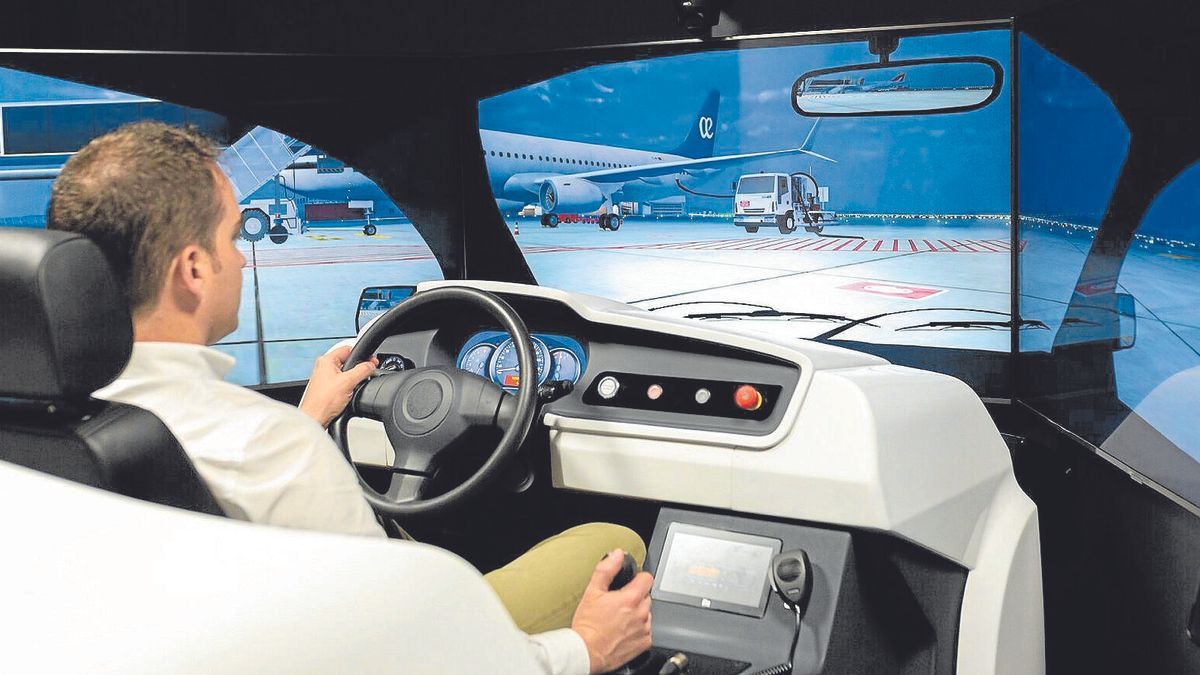 Uno de los simuladores desarrollados por Lander Simulation para Aena, con el objetivo de formar a conductores para veh&iacute;culos terrestres que operen en entornos aeroportuarios.