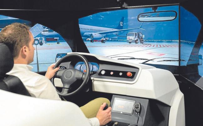Uno de los simuladores desarrollados por Lander Simulation para Aena, con el objetivo de formar a conductores para veh&iacute;culos terrestres que operen en entornos aeroportuarios.