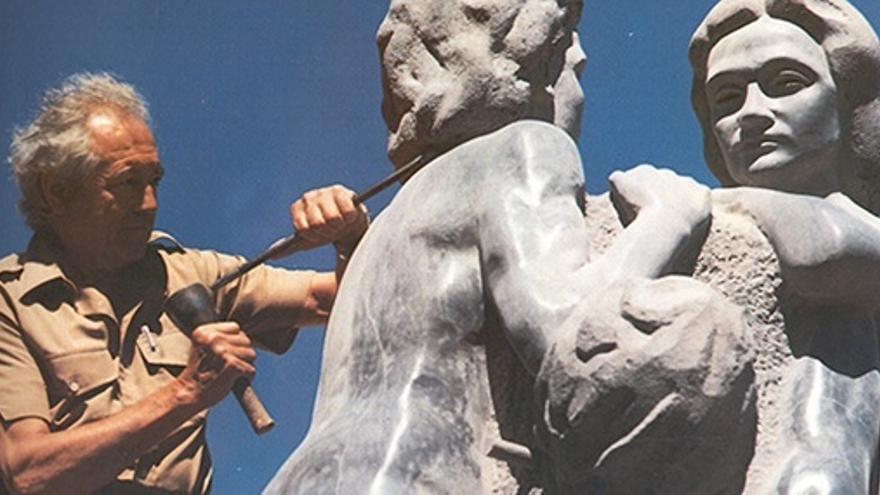 Santiago de Santiago esculpiendo una de sus obras.