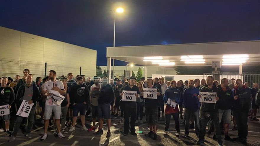 Trabajadores de Mercedes-Benz concentrados delante de la puerta de la calle Las Arenas esta madrugada