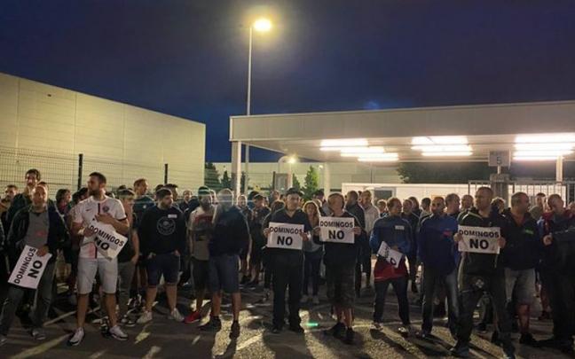 Trabajadores de Mercedes-Benz concentrados delante de la puerta de la calle Las Arenas esta madrugada