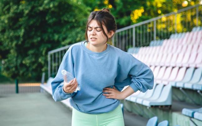 Una mujer se queja de dolor en el costado izquierdo.