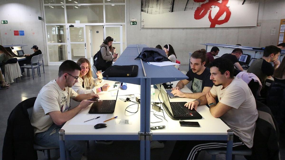 Un grupo de estudiantes, en la biblioteca de la UPNA.