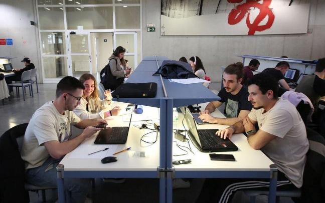 Un grupo de estudiantes, en la biblioteca de la UPNA. Un grupo de estudiantes, en la biblioteca de la UPNA.