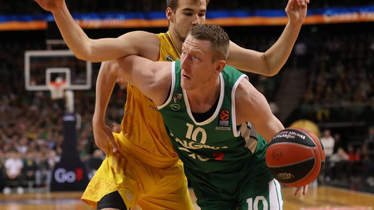 Rolands Smits trata de superar la defensa de un jugador del Alba de Berlín