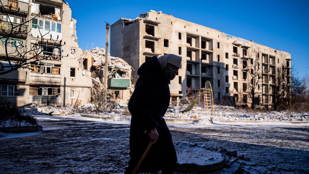 Una mujer pasea ante un edificio destruido en Chasiv Yar, al este de Ucrania.