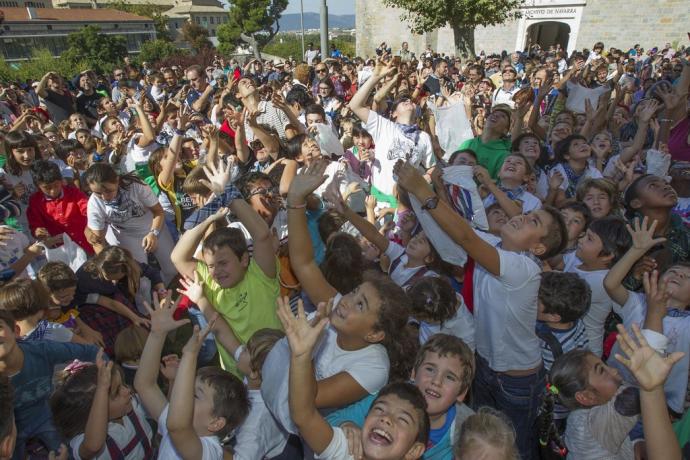 Niños cogiendo caramelos tras el lanzamiento del cohete de fiestas de San Fermín Txikito de 2015.