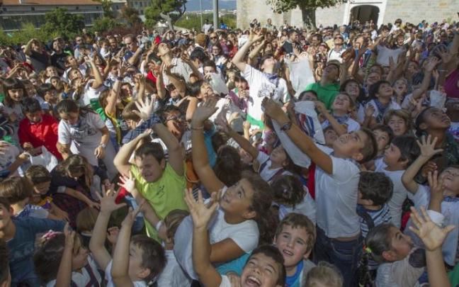 Niños cogiendo caramelos tras el lanzamiento del cohete de fiestas de San Fermín Txikito de 2015.