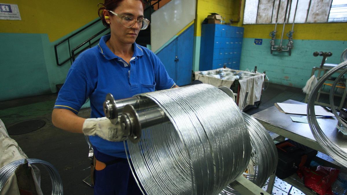 Una operaria en la factoría de Michelin en Vitoria