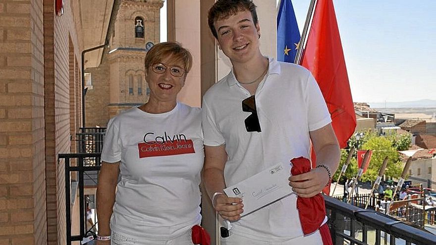 La alcaldesa, Charo Echávarri, y el ganador del cartel, Ander Ansa.