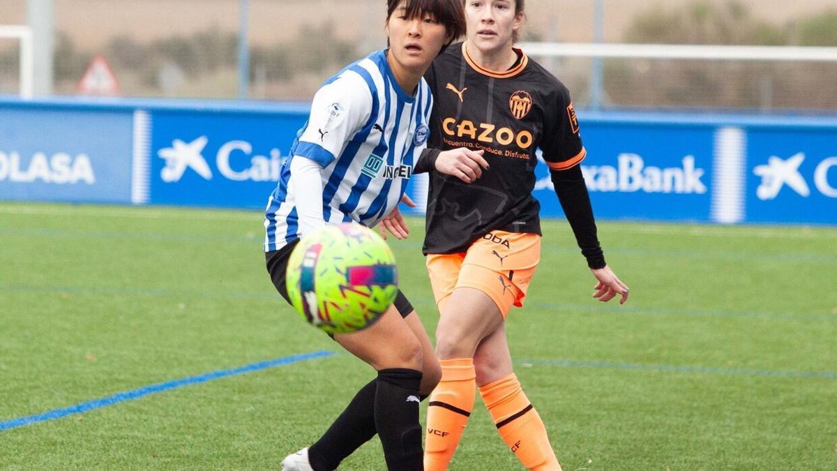 Miku Ito, durante el partido entre las Gloriosas y el Valencia, disputado en Ibaia