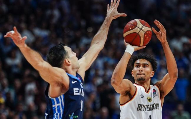 Maodo ejecuta un tiro ante Konstantinos Sloukas. Maodo ejecuta un tiro ante Konstantinos Sloukas.