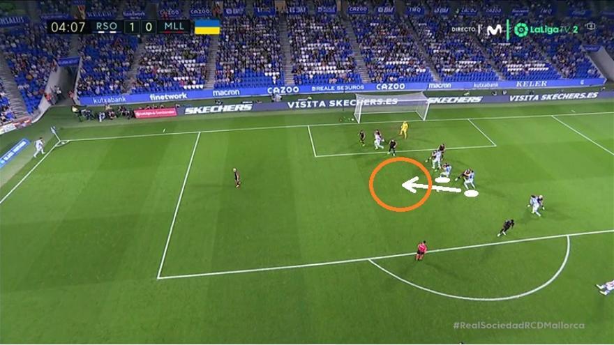 El centrocampista gallego la puso a la perfección en la zona naranja, que Aritz 'aclaró' a Merino con el bloqueo que veíamos antes. Gol de laboratorio.