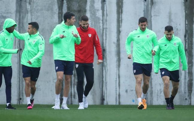 Sancet, Nico Williams, Berenguer, Vesga, Simón, Vivian, Paredes y De Marcos, durante la sesión de recuperación de ayer en Lezama.