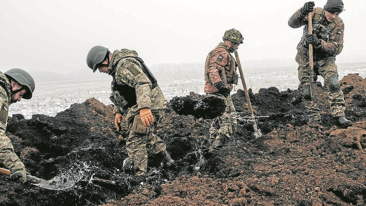 Soldados ucranianos preparan defensas en el frente del Bajmut.