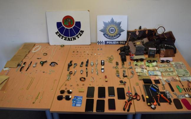 Objetos decomisados en los registros.