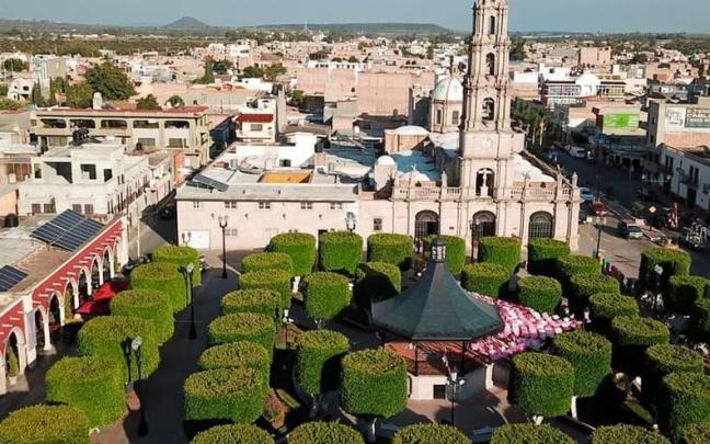 Parque de San Juli&aacute;n, donde destaca la iglesia de San Jos&eacute;, el quiosco y el elegante jard&iacute;n.