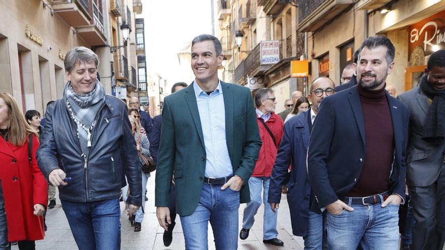 Sánchez a su llegada a un acto público junto al secretario general del PSOE de Castilla y León, Luis Tudanca.