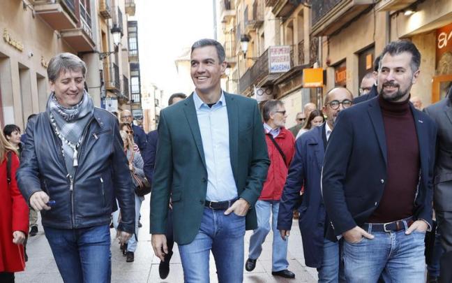 S&aacute;nchez a su llegada a un acto p&uacute;blico junto al secretario general del PSOE de Castilla y Le&oacute;n, Luis Tudanca.