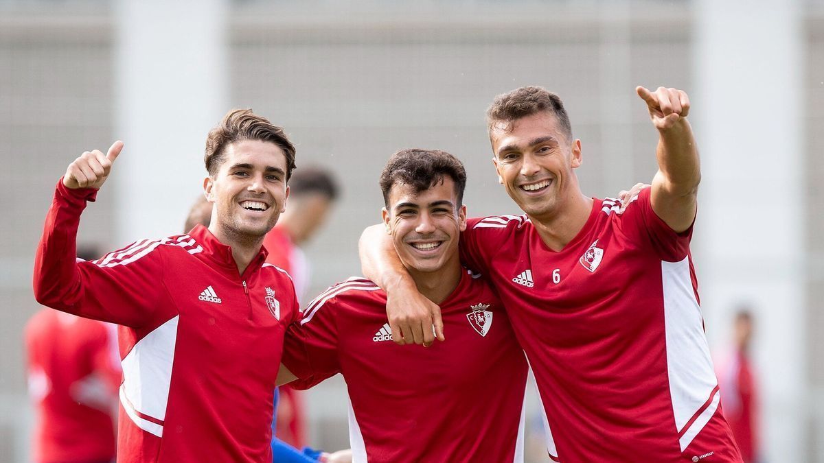 Javi Mart&iacute;nez, Manu S&aacute;nchez y Lucas Torr&oacute; celebran su victoria en el f&uacute;tbol-tenis.
