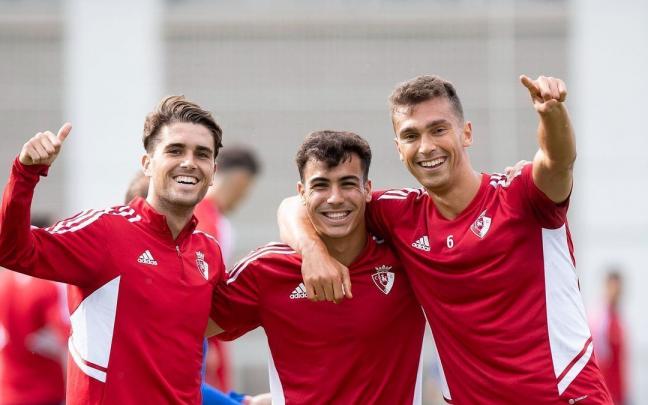 Javi Mart&iacute;nez, Manu S&aacute;nchez y Lucas Torr&oacute; celebran su victoria en el f&uacute;tbol-tenis.
