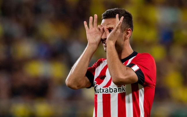 Guruzeta festeja uno de sus dos goles ante el Cádiz con una dedicatoria a Mikel San José.