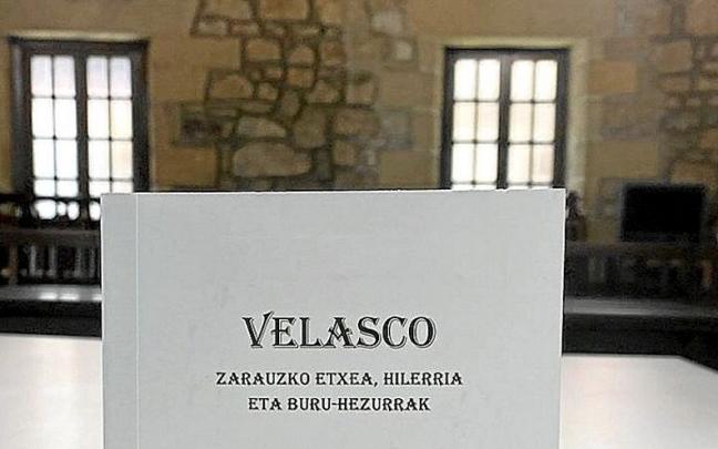 El libro &lsquo;Velasco. La casa, el cementerio y los cr&aacute;neos de Zarautz&rsquo; . | FOTO: N.G.